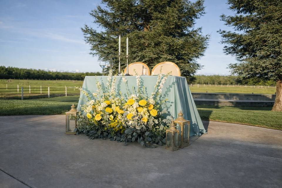 Yellow green sweetheart table