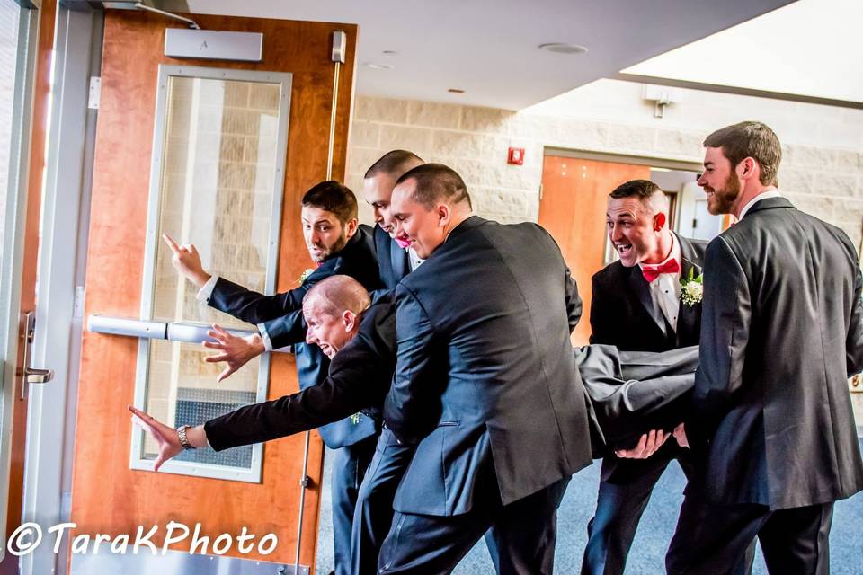 Goofy photo with the groomsmen