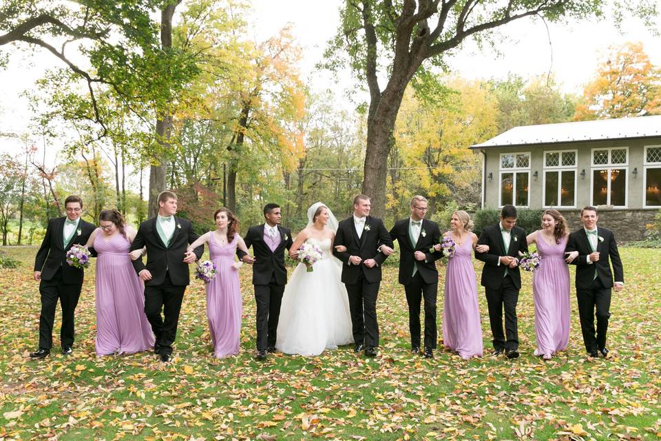 Group photo with the bridesmaids and groomsmen