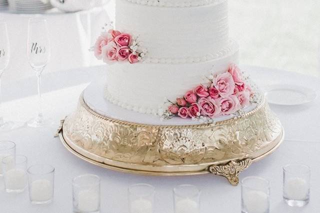 White cake with pink roses