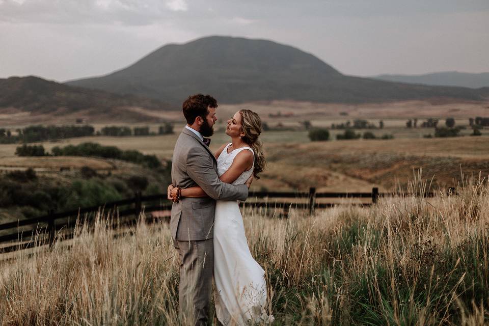 Newlyweds with a gorgeous backdrop