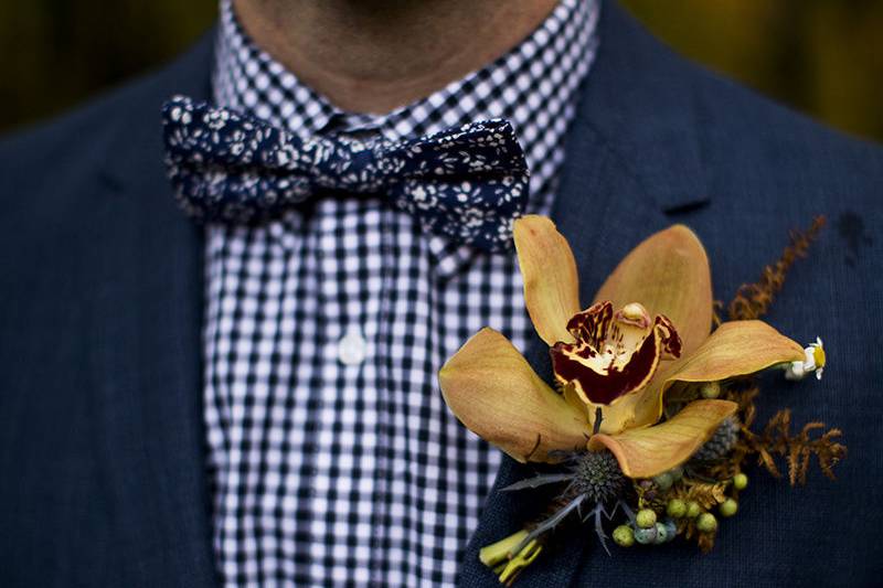 Groom in checkers with boutonniere