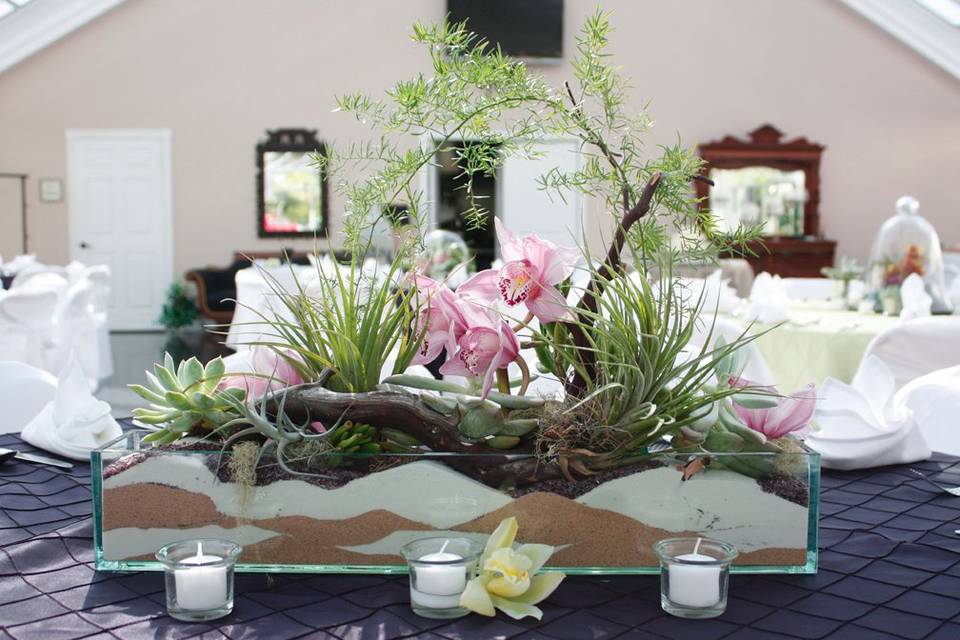 Elegant wedding centerpiece in glass.