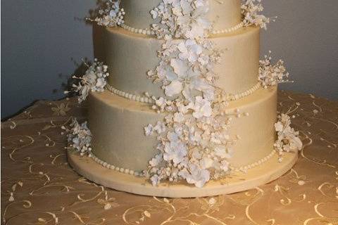 Smooth buttercream with sugar paste flowers