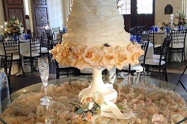 Buttercream petal weddingcake