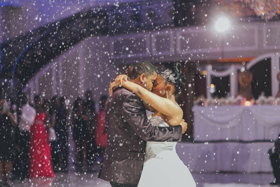 Couple kissing in sparkly light