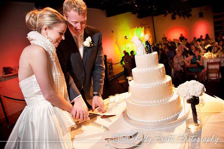 Couple cutting cake