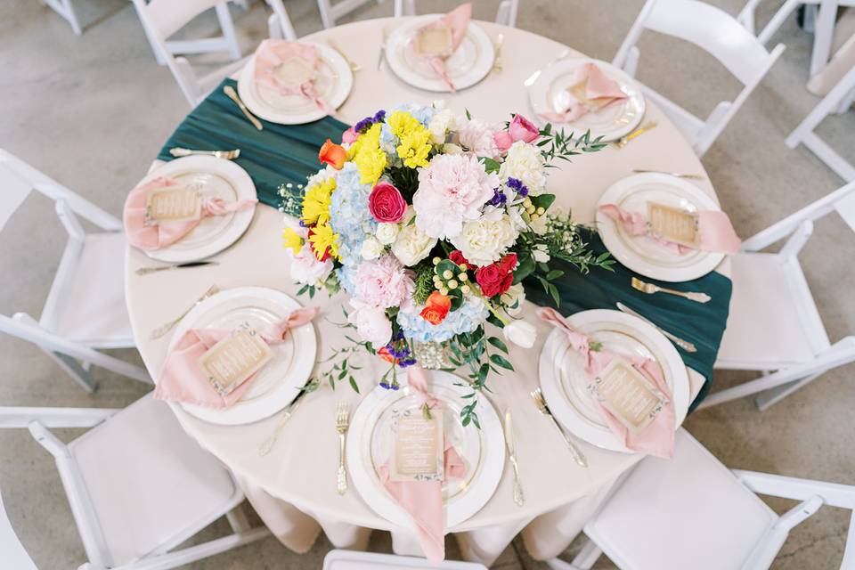 Pink & emerald tablescape.