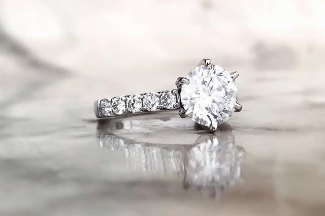 Round diamond engagement ring