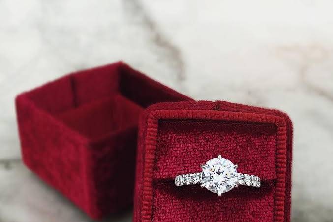 Round diamond engagement ring