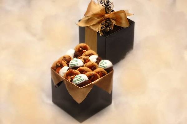 A gourmet chocolate cookie basket straight from heaven! Our finest selections of chocolate gourmet cookies will pleasure the pallet of the chocolate connoisseur.
http://www.heidisheavenlycookies.com/products/Au_Chocolat-44-0.html