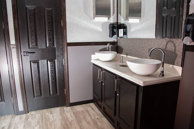 10 Stall Women's Dual Sink