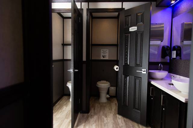 10 Stall has 5 Women's
