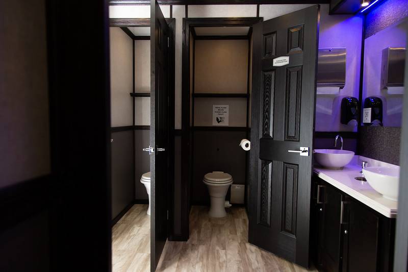 10 Stall has 5 Women's