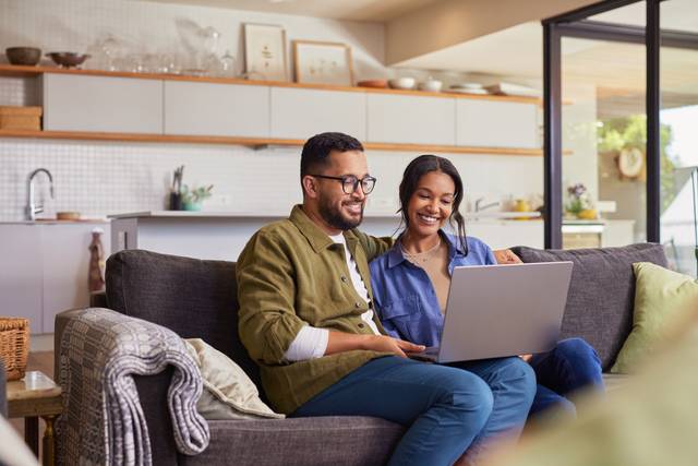 couple_with_laptop.png