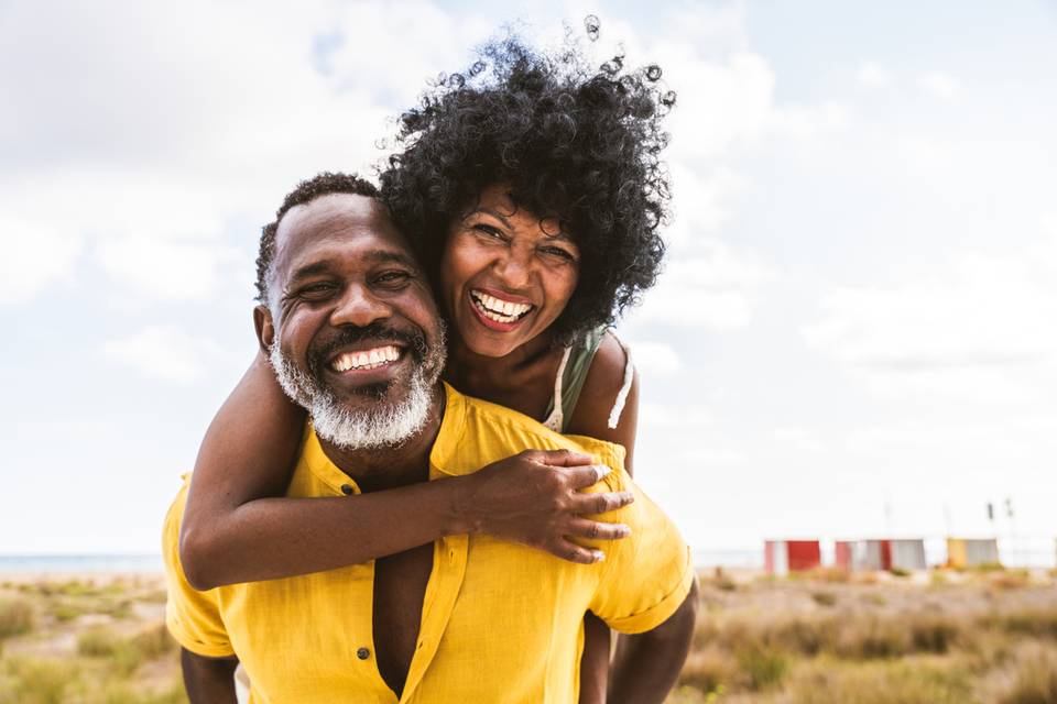 couple_in_yellow.png