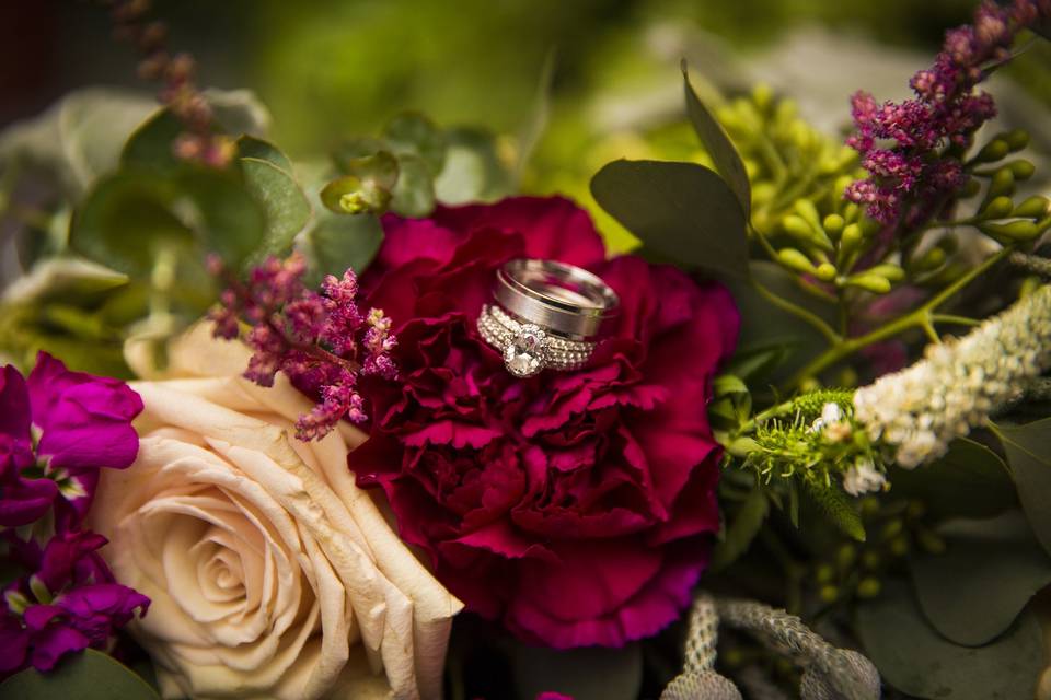 Rings and bouquet.