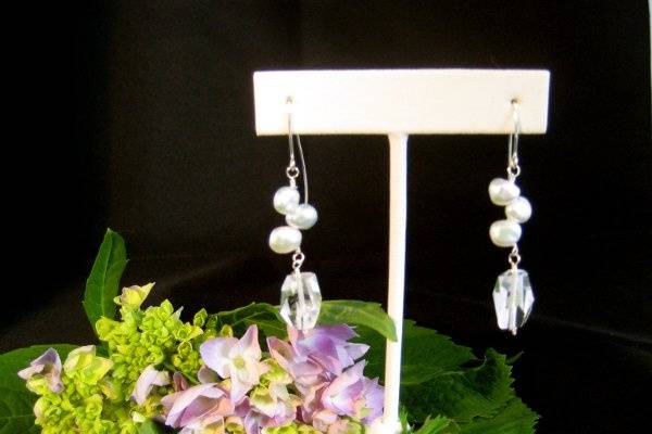 JILL/$44.- Sterling silver threader with pearl and faceted quartz.