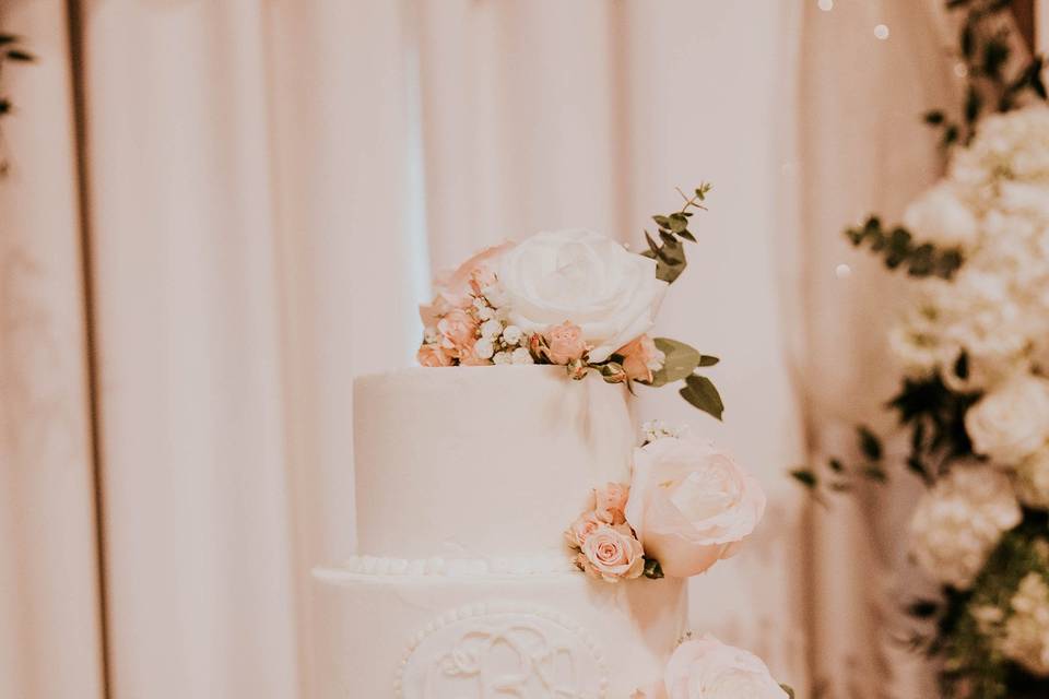 Elegant white wedding cake with flower