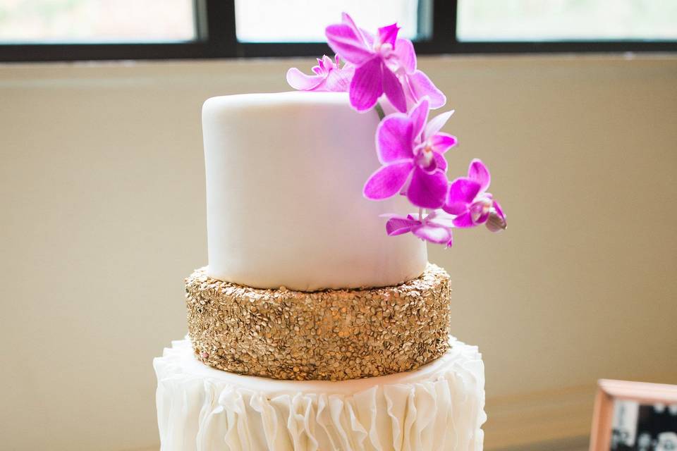 Wedding cake with square bottom