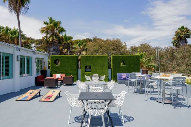 Palm Deck - casual fun!