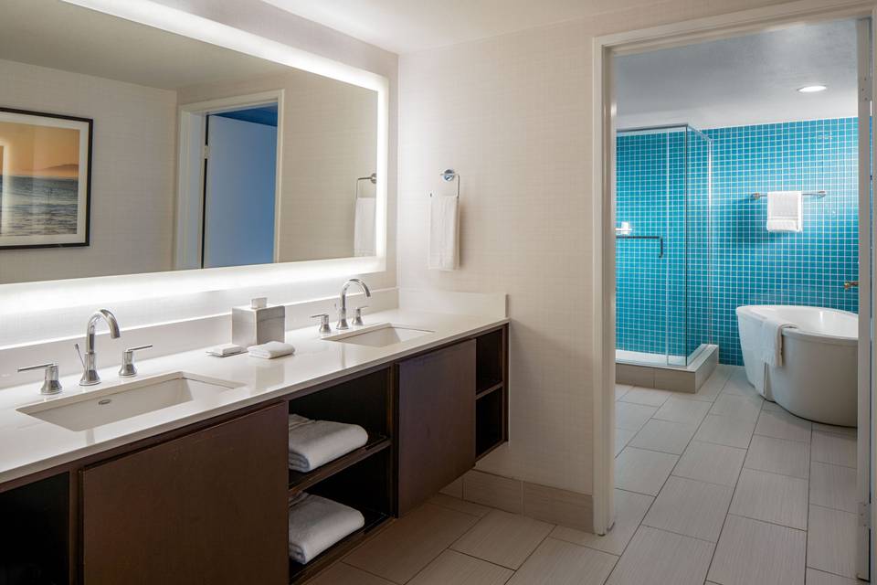 Honeymoon Suite tub