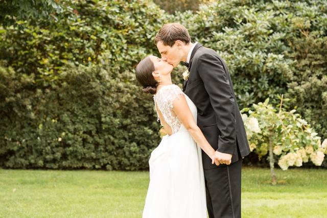 Wedding day kisses