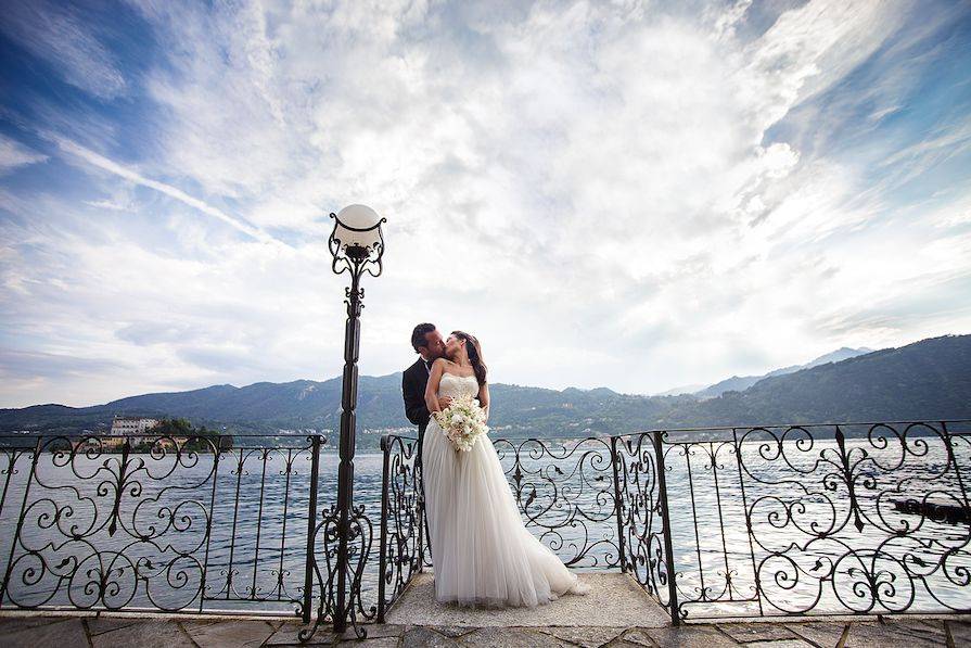 Couple shoot by the lake