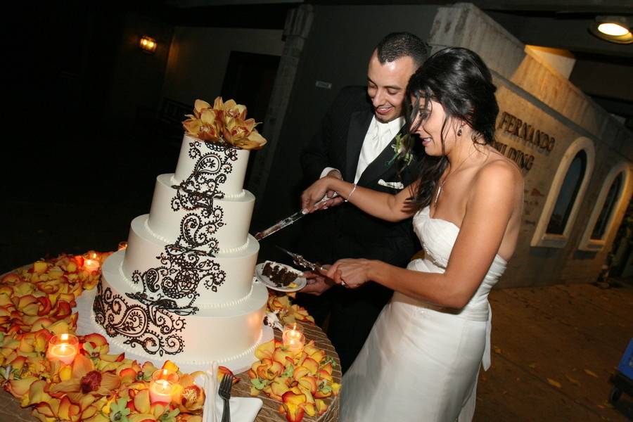 Slicing the wedding cake