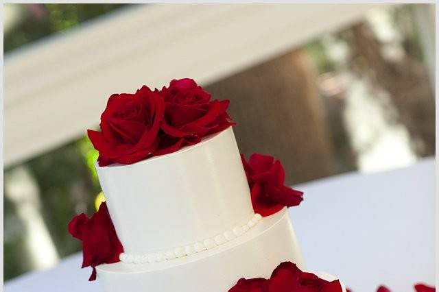 White cake with red roses