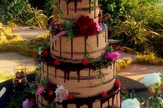 Slicing the wedding cake