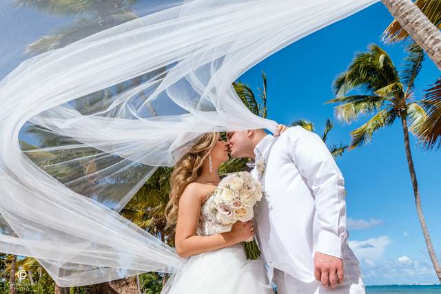Beach wedding by CaribbeanPhot