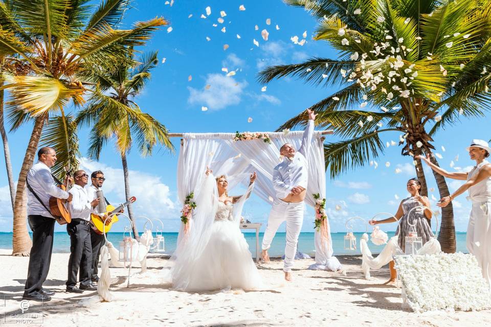 Beach wedding by CaribbeanPhot