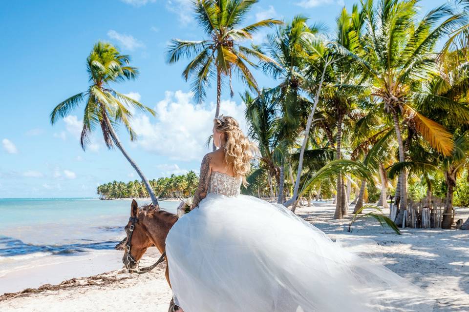 Beach wedding by CaribbeanPhot