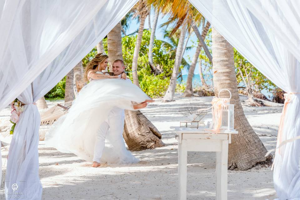 Beach wedding by CaribbeanPhot