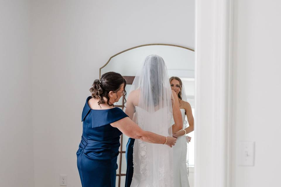 bride-prep-at-watervale-ridge.jpg