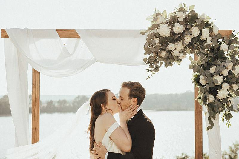 Kiss under the arch