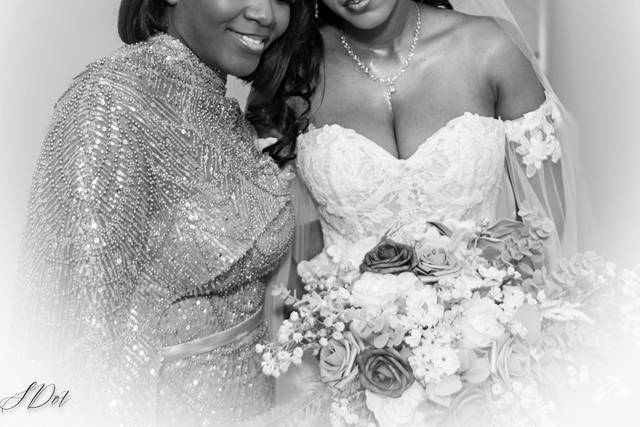 Mom&Daughter in bridal suite
