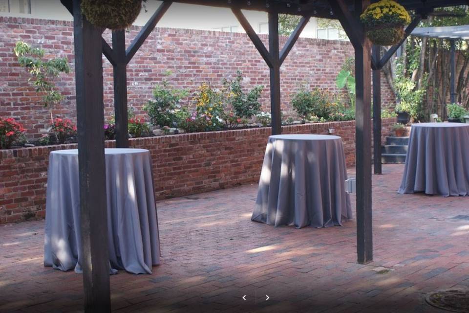 Courtyard dinning area