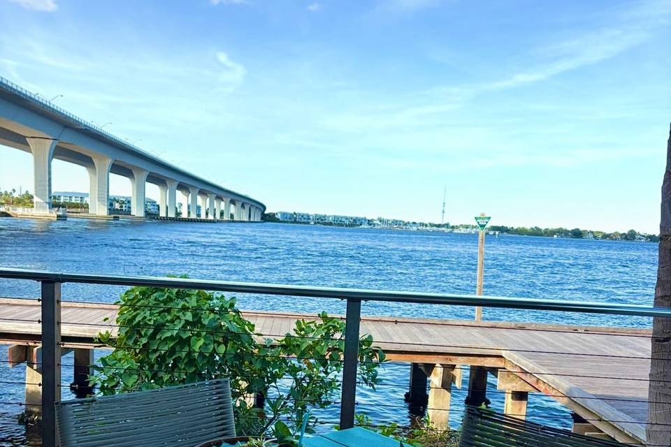Hudsons on the River