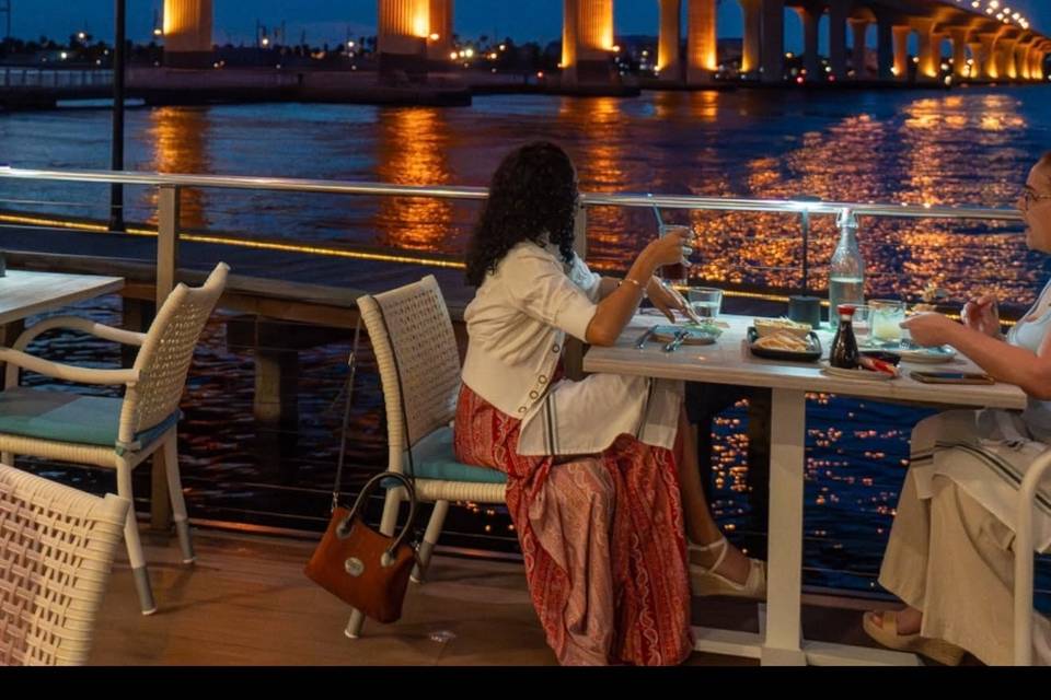 Hudsons on the River