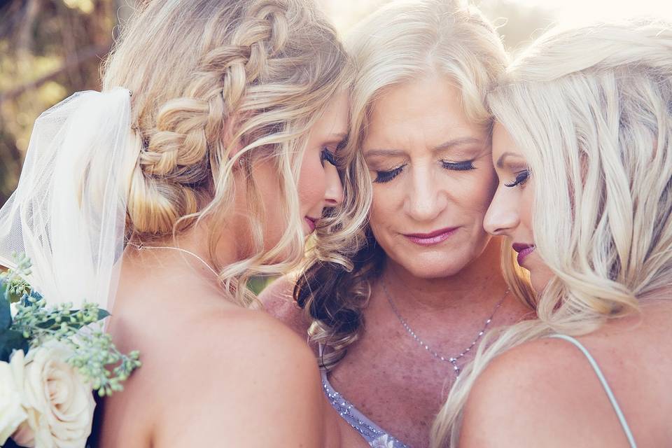 Mom with her daughters