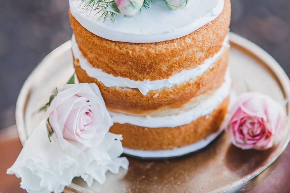Naked cake and roses