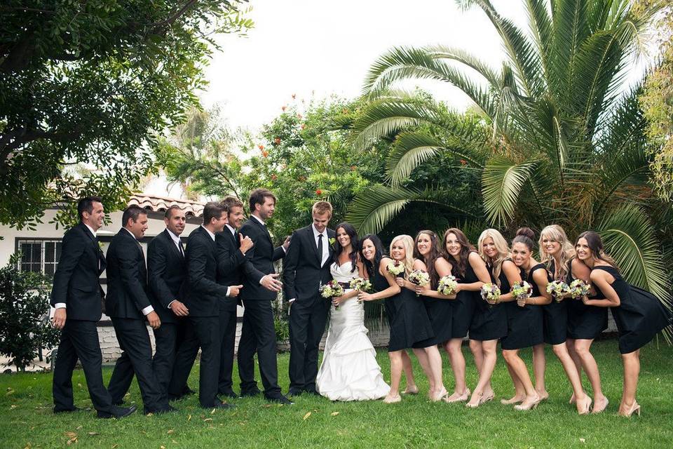 The couple with the bridesmaids and groomsmen