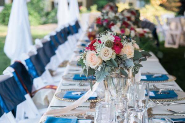 Blue table napkins | Photography by Joann Arruda Photography