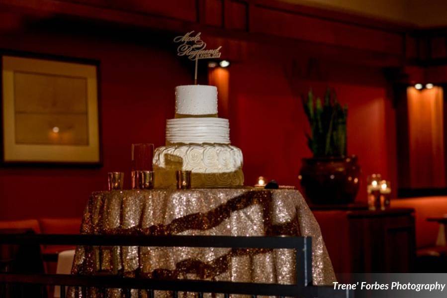 Gold table linen | Photography by Trene Forbes Photography