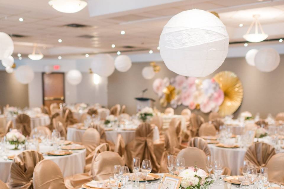 Gold chair covers | Photography by Sarah Jean Photography