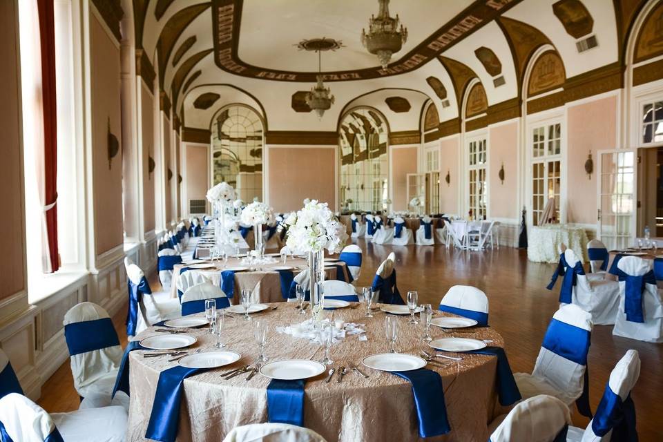 Royal blue table napkins and chair ribbons | Photography by Tinker Keeney