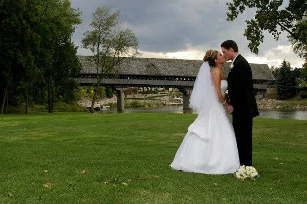 Our unique location on the banks of the Cass River allows your guests the best of both worlds: a short walk to the shops, attractions and restaurants of one of Michigan’s leading wedding destinations.