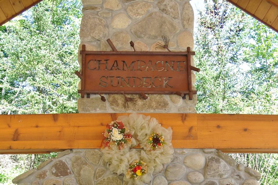 Yodeler Lodge - Champagne Sundeck Fireplace